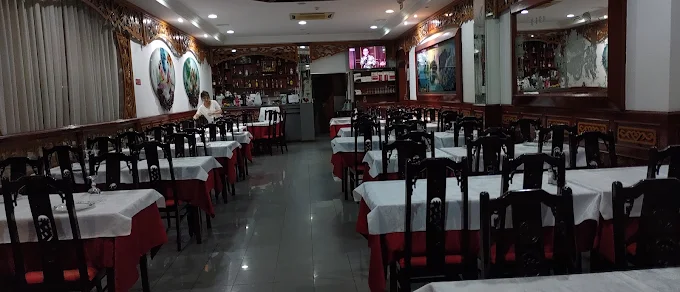 Sala do restaurante Fu Hao com mesas postas